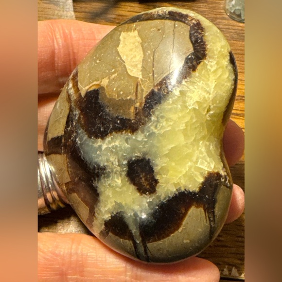 Beautiful Septarian heart shaped palm stone #2 - Picture 11 of 16
